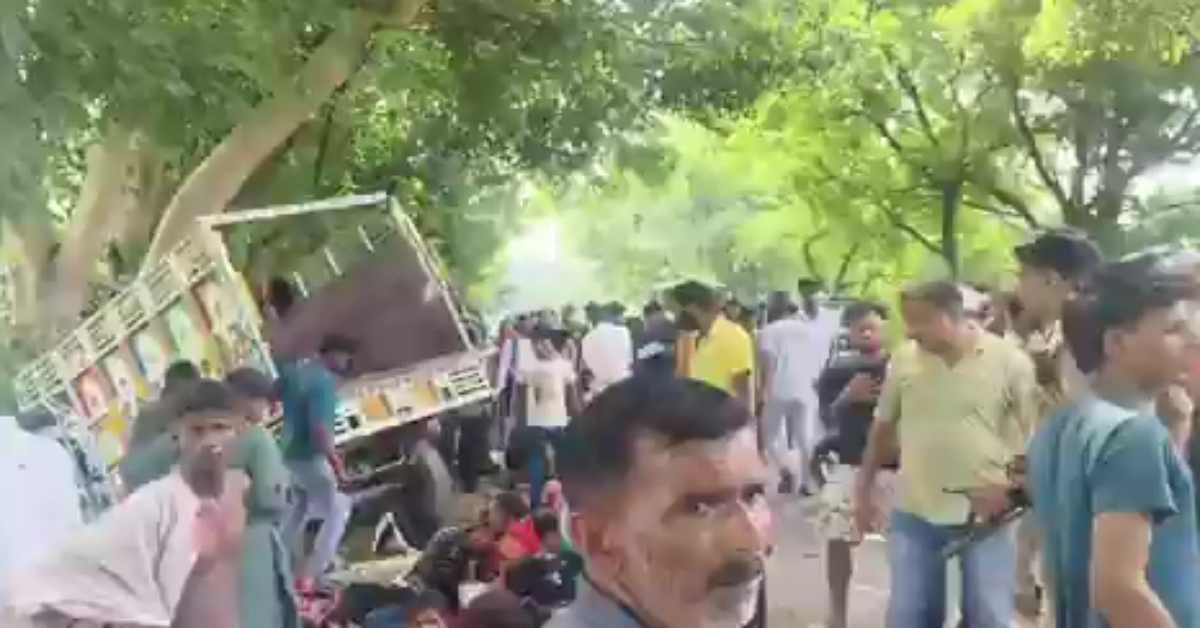 कंट्रोल हटा, कोहराम मचाः अनियंत्रित होकर पेड़ से जा टकराई पिकअप, उड़े परखच्चे, 29 लोगों का जो हाल हुआ…