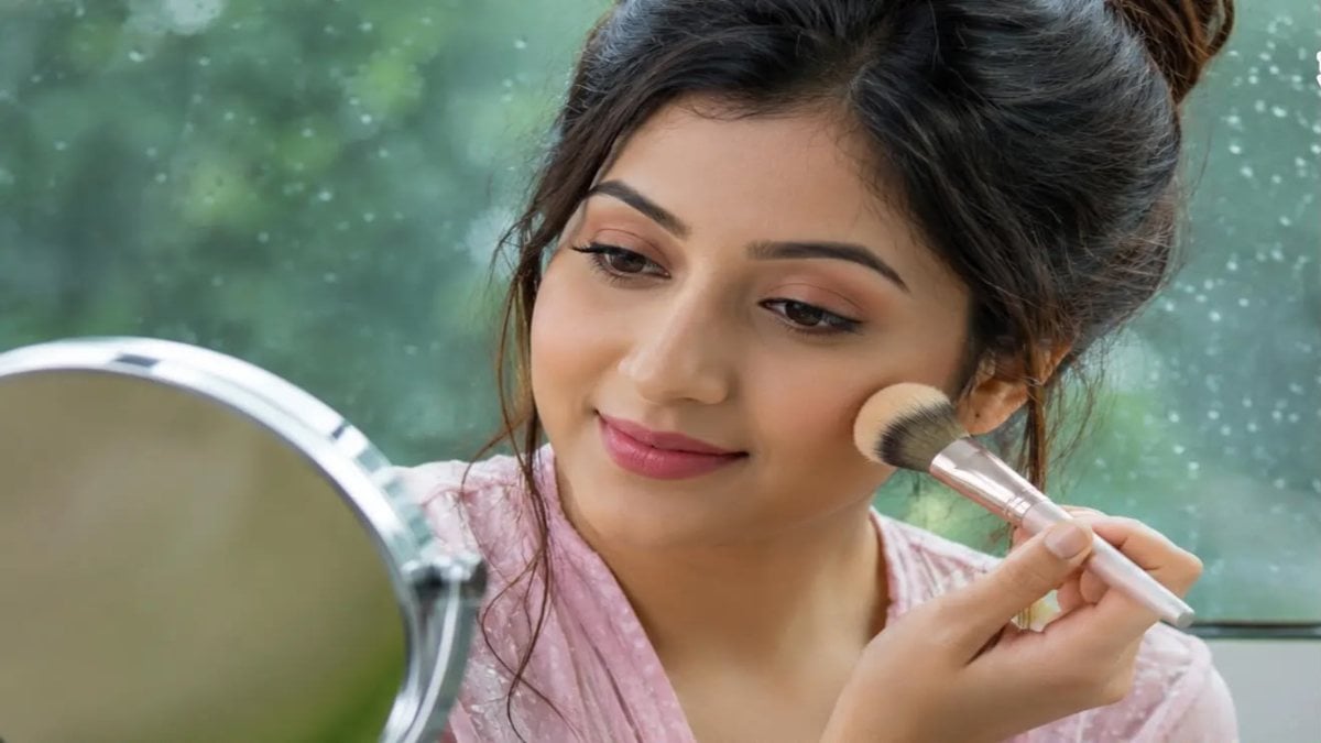 मानसून में मेकअप हो जाता है खराब, तो अपनाएं ये आसान टिप्स