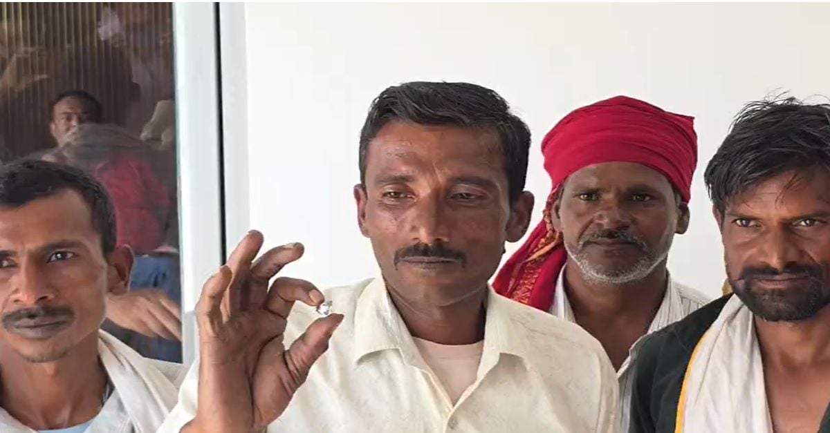 पन्ना में 7 मजदूरों की चमकी किस्मत: खदान से मिला 16.96 कैरेट का दुर्लभ हीरा, तीन साथियों के घर अब बजेगी शहनाई