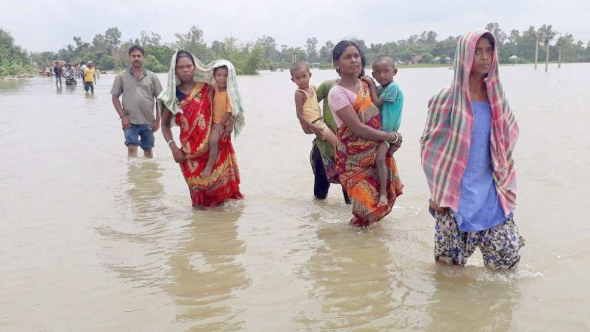 Odisha : जान जोखिम में डाल नाला पार करने को मजबूर ग्रामीण, पुल निर्माण की उठाई मांग