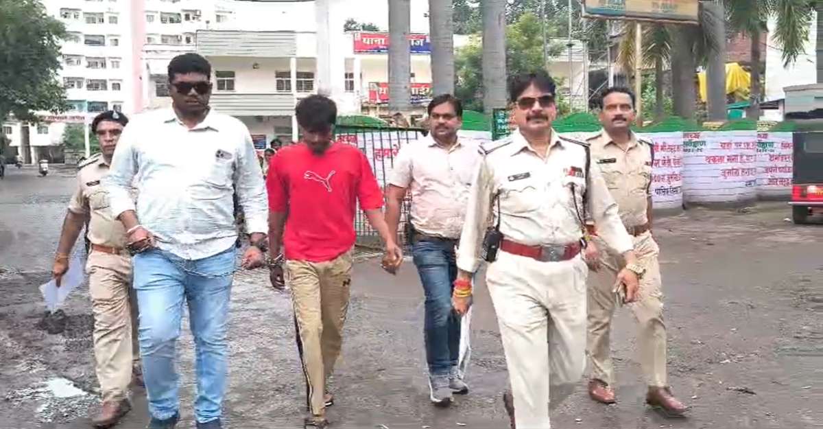 होटल में लग्जरी रूम न मिलने पर फायरिंग करने वाला बदमाश गिरफ्तारः पुलिस ने निकाला जुलूस