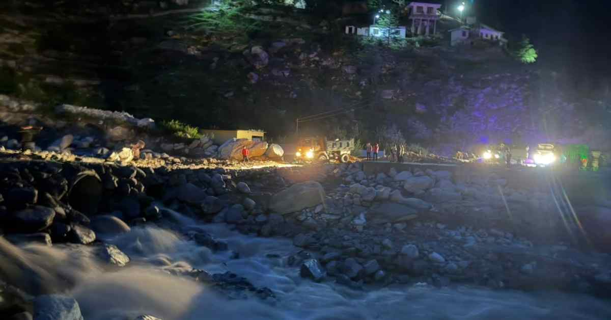 जनता को कोई तकलीफ नहीं होगी! तमक नाले में ह्यूम पाइप डालकर धामी सरकार ने तैयार करवाया अस्थाई मोटर मार्ग, वाहनों की आवाजाही हुई सुचारू