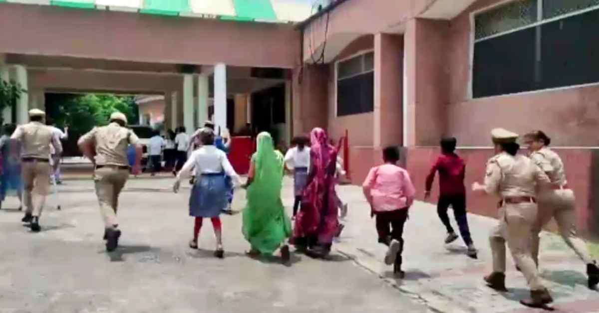 UP सरकार और सिस्टम सोए थे! Gen-Z के बाद सड़क पर उतरे Gen-Alpha, DM ऑफिस का किया घेराव, VIDEO शेयर कर अखिलेश यादव ने BJP को घेरा