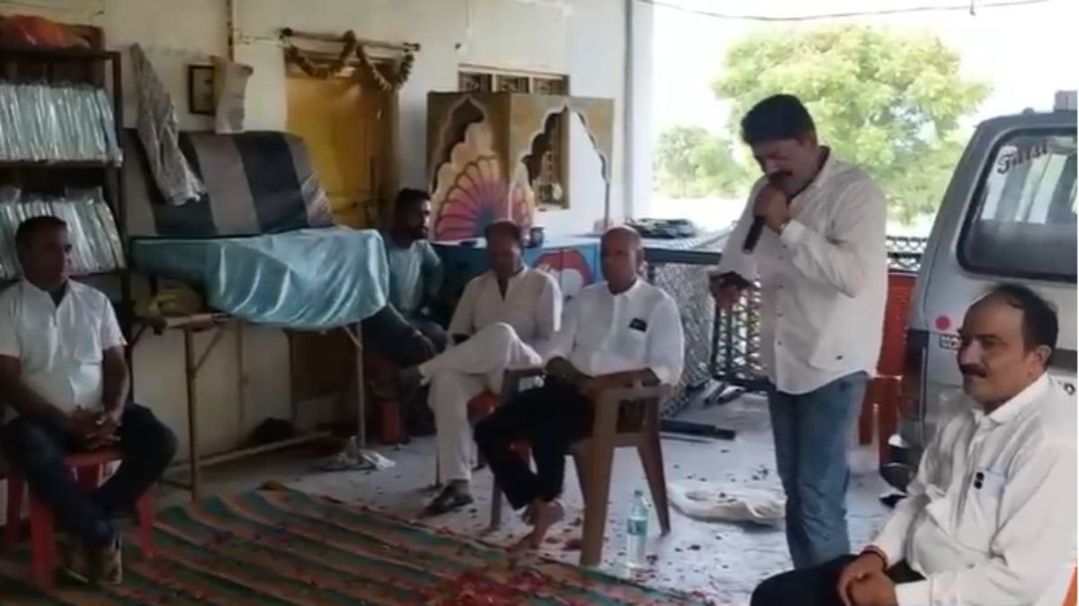 भाजपा नेता की बर्थडे पार्टी में सब-इंस्पेक्टर ने गाया गानाः वीडियो वायरल, शो-कॉज नोटिस जारी