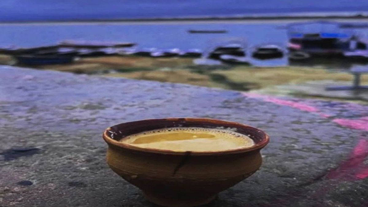 बारिश में कुल्हड़ वाली चाय लगती है स्वादिष्ट? यहाँ जाने इसमें चाय पीना फायदेमंद या नुकसानदेह
