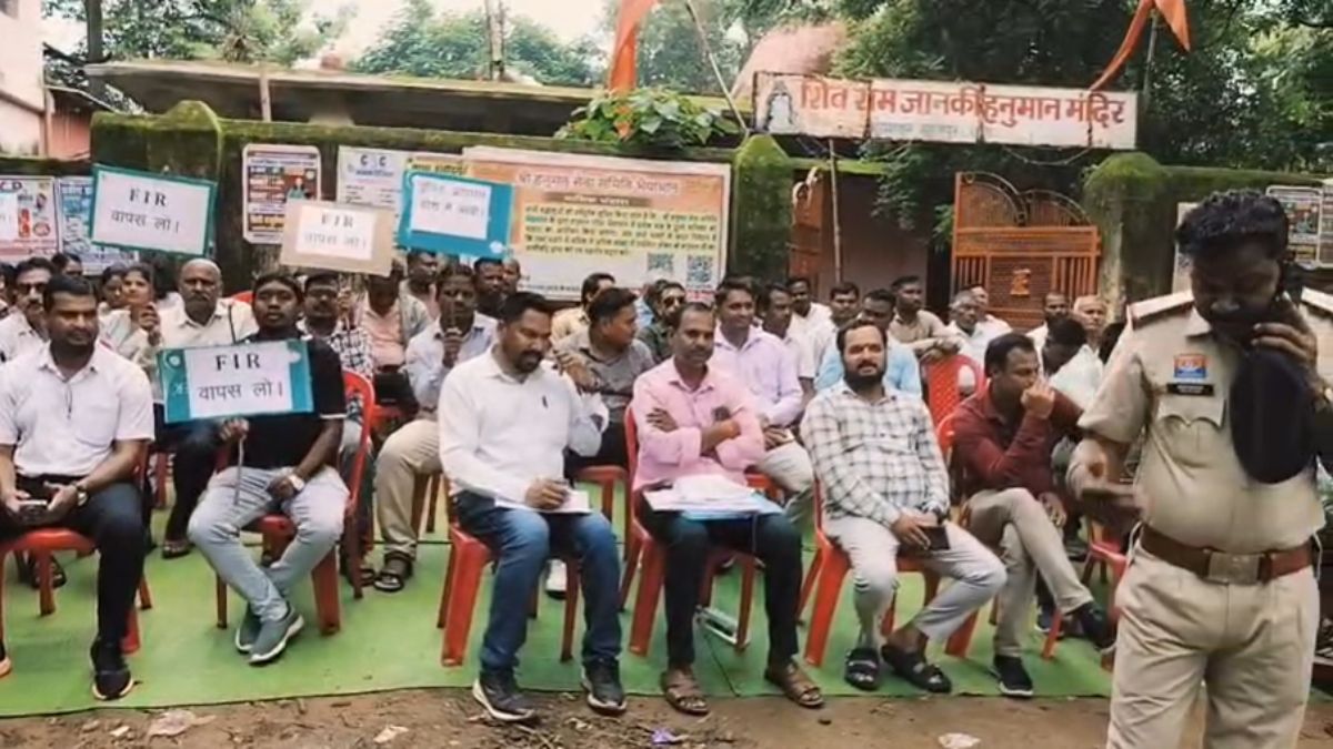 पटवारी पर FIR दर्ज के विरोध में थाने के बाहर संघ का प्रदर्शन, पुलिस की दो टूक- जांच के बाद दर्ज हुआ अपराध