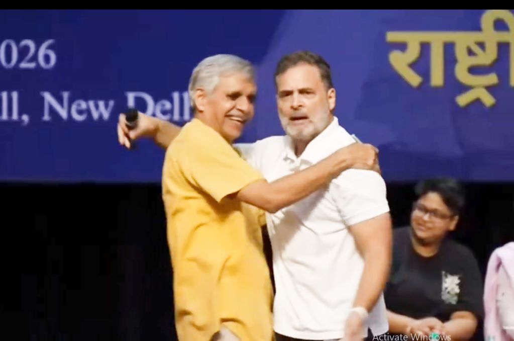 राहुल गांधी का विदेश नीति पर तंज, संदीप दीक्षित के साथ ‘गले मिलने’ का एक्ट वायरल