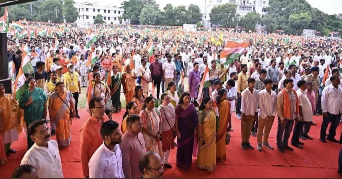 हाथों में तिरंगा, जुबां पर वंदे मातरम्… काशी की सड़कों पर उमड़ा देशभक्ति का सैलाब
