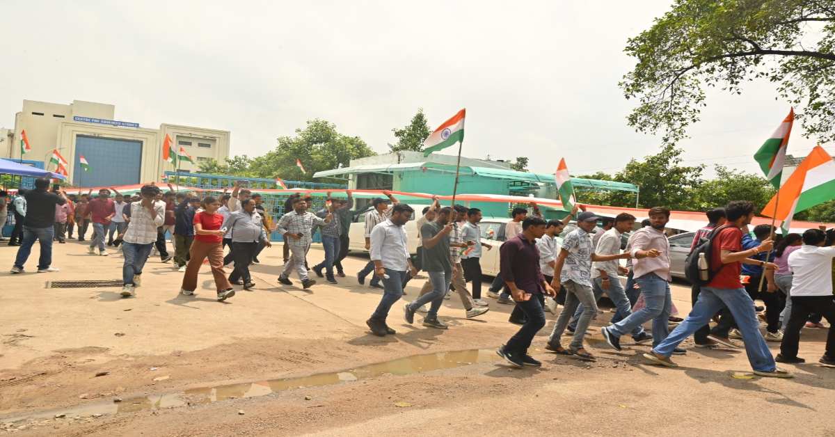 500 मीटर तिरंगे संग निकले AKTU के छात्र, देशभक्ति के नारों से गूंजा लखनऊ