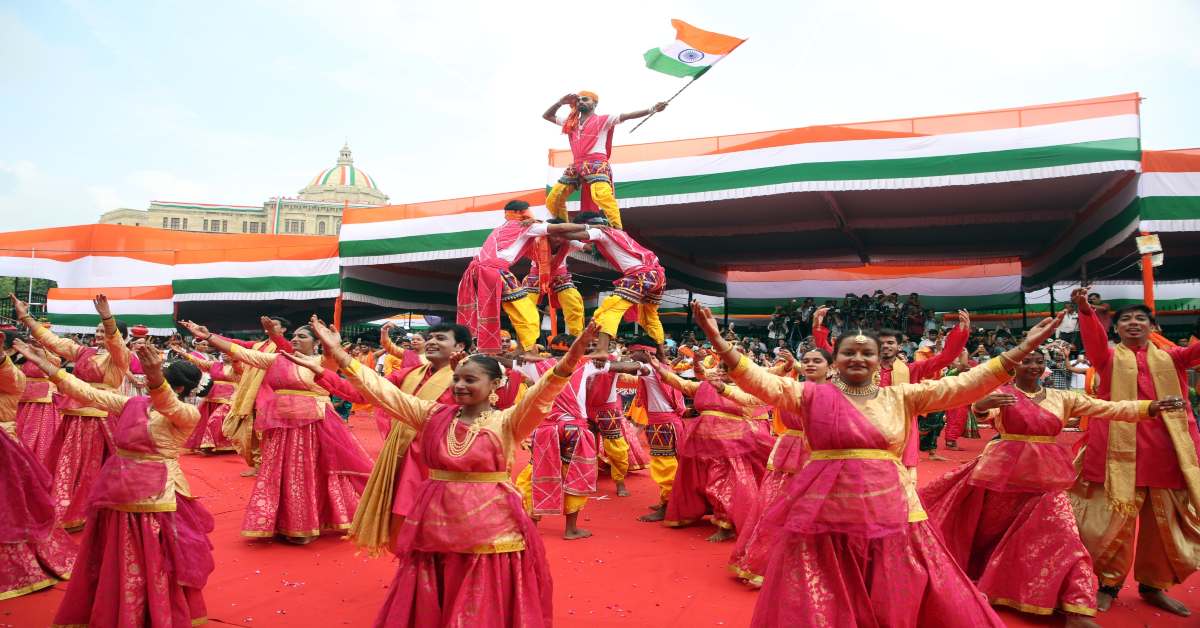 तिरंगे के रंग में रंगा लखनऊ, विधानभवन के सामने गूंजा ‘वंदे मातरम’, संस्कृति के मंच पर दिखा पूरा भारत