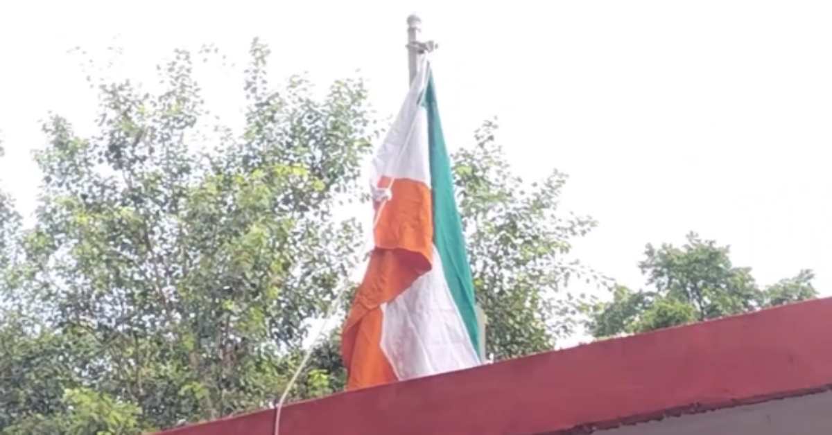 नशे में थे क्या जिम्मेदार? फतेहपुर में PWD कार्यालय में फहराया गया उल्टा तिरंगा, VIDEO वायरल होने के बाद मचा हड़कंप