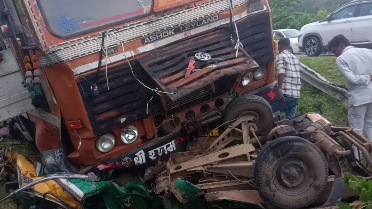 झारखंड के लातेहार में बेकाबू कंटेनर ने बाइक-ऑटो को रौंदा, 7 लोगों की मौत, कई लोग घायल