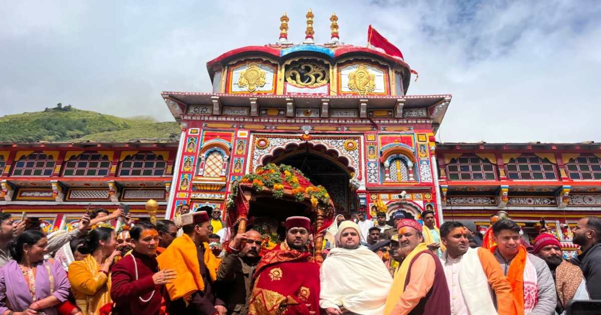 बदरीनाथ में नर-नारायण जयंती का उल्लास, फूलों से सजी डोली के साथ उमड़ा श्रद्धालुओं का सैलाब