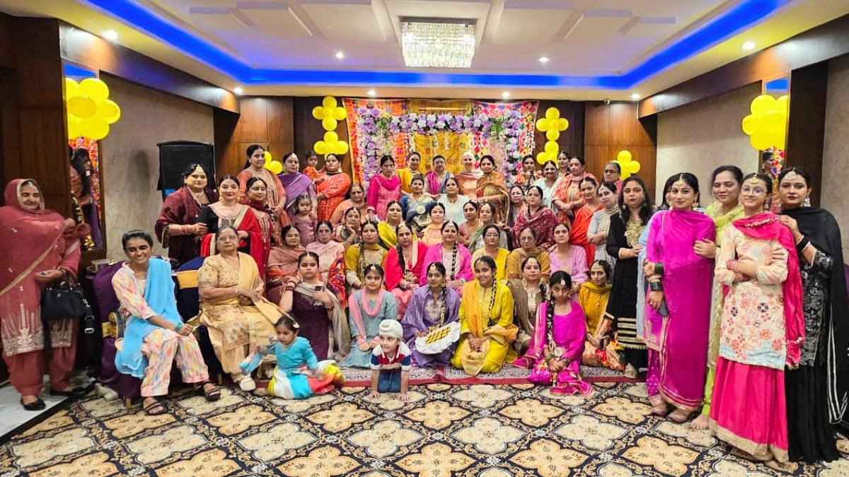 पंजाबी महिला मंडल ने मनाई हरियाली तीज, महिलाओं ने लोकगीतों पर किया नृत्य