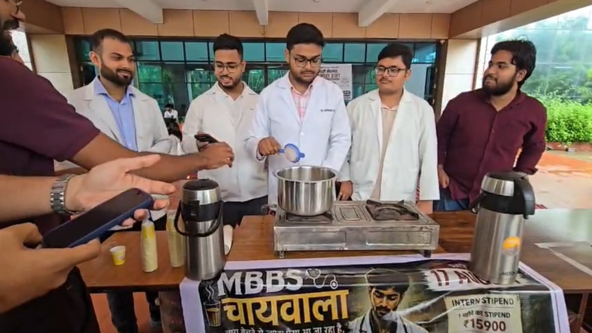 इंटर्न डॉक्टरों का अनोखा प्रदर्शन, ‘MBBS चाय वाला’ बनकर बेची चाय, स्टायपेंड बढ़ाने की मांग पर अड़े