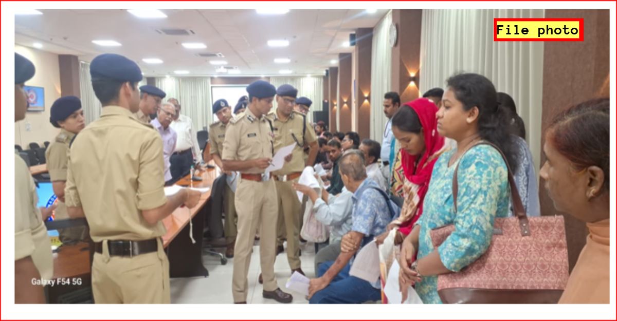 सिविल जज बेटी पर पिता के गंभीर आरोपः दीवार तोड़कर घर से बाहर निकले, वीडियो सबूत लेकर जनसुनवाई में पहुंचे