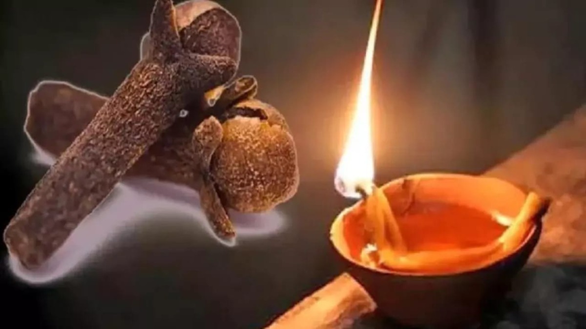 लौंग के ये चमत्कारी उपाय दूर कर सकते हैं बाधाएं, बजरंगबली की पूजा में ऐसे करें इस्तेमाल …