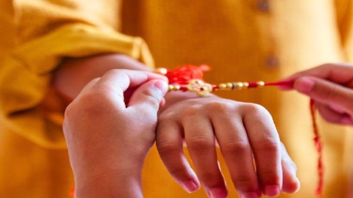 Raksha Bandhan 2026 : 27 या 28 अगस्त कब है रक्षाबंधन, इस समय बांधे भाई की कलाई में राखी