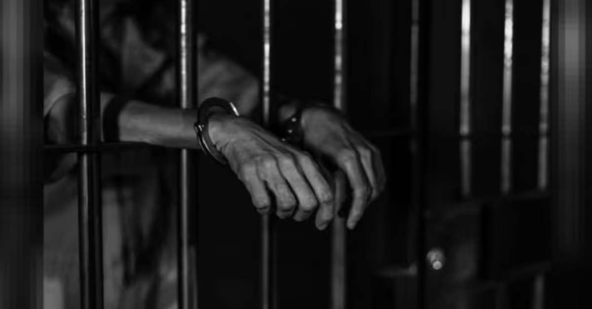 खाकी खा गई गच्चाः कानून व्यवस्था की उड़ी धज्जियां,  पुलिस को चकमा देकर लॉकअप से कैदी फरार, कहां खाक छान रहे थे कानून के रखवाले?