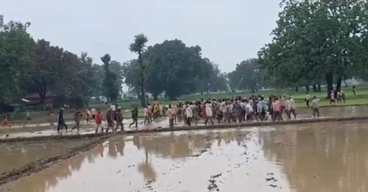 न कानून का डर, न कानून के रखवालों काः भूमि विवाद में बवाल, अतिक्रमण हटाने पहुंची पुलिस-प्रशासन की टीम पर टूट पड़े ग्रामीण, VIDEO वायरल
