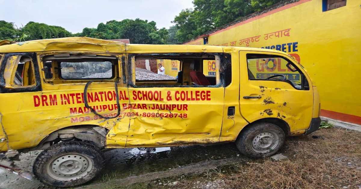 नजर हटी, दुर्घटना घटीः स्कूली बच्चों से भरी वैन को बस ने मारी टक्कर, मंजर देख दहल उठे लोग, CM योगी ने संज्ञान लेकर दिए सख्त निर्देश