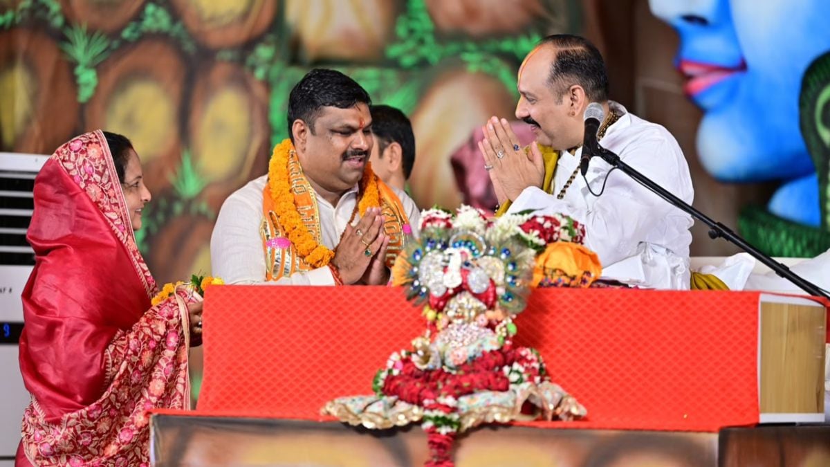 पंडित प्रदीप मिश्रा ने की शिक्षा मंत्री गजेंद्र यादव की तारीफ, सरकारी स्कूलों में मंत्रोच्चारण की पहल को सराहा, देखें वीडियो…