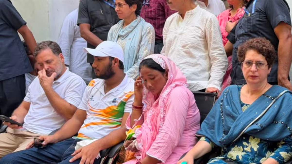 Rahul Gandhi Dharna Live Updates: राहुल गांधी के साथ प्रियंका गांधी भी धरने पर बैठीं, दिल्ली में थाने के बाहर हाई वोल्टेज ड्रामा