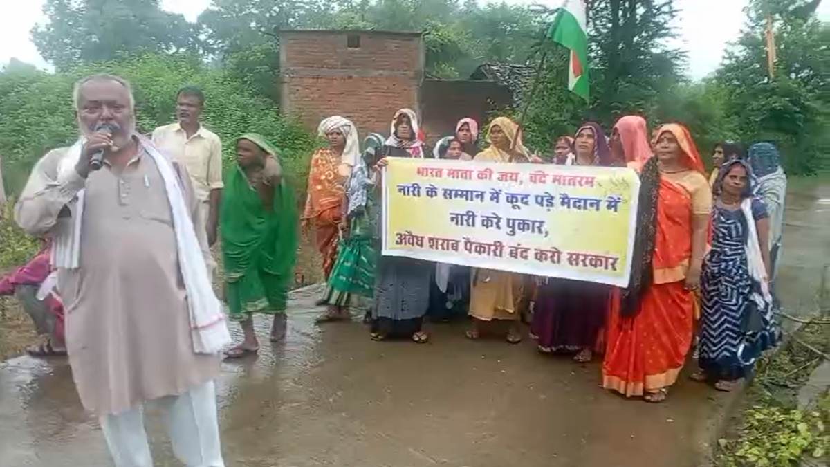 शराब की अवैध बिक्री के खिलाफ महिलाओं को गुस्सा फूटाः रैली निकाल नारे लगाते हुए CM के नाम सौंपा ज्ञापन