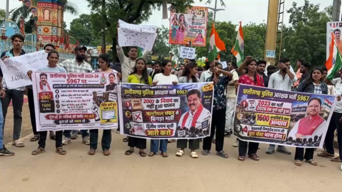 पुलिस आरक्षक भर्ती मामला: कवर्धा में जुटे प्रदेशभर के अभ्यर्थी, कहा-जल्द जारी नहीं हुई सूची तो नक्सली बनाकर हथियार उठाने को हो जाएंगे मजबूर