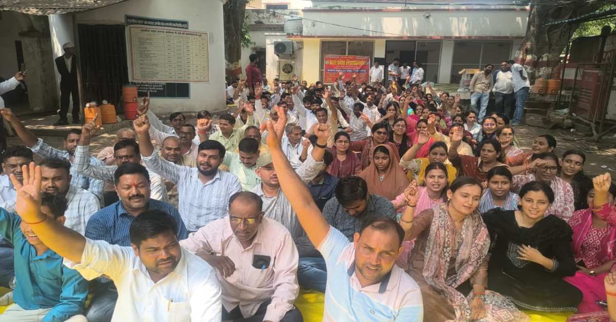 रिश्वत लेने पर लेखपाल गिरफ्तारी पर बवाल, संघ ने बताया ‘साजिश’, धरने पर बैठे कर्मचारी