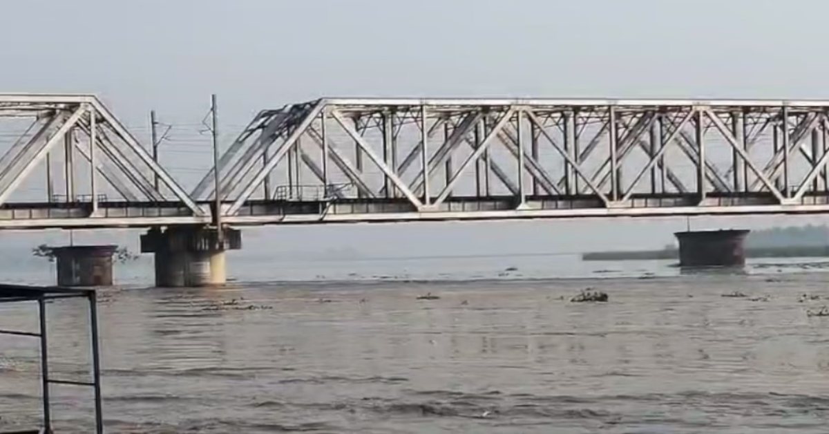 हापुड़ में गढ़ गंगा नदी का रौद्र रूप, गांव की तरफ बढ़ रहा पानी, लगातार बढ़ रहा जलस्तर