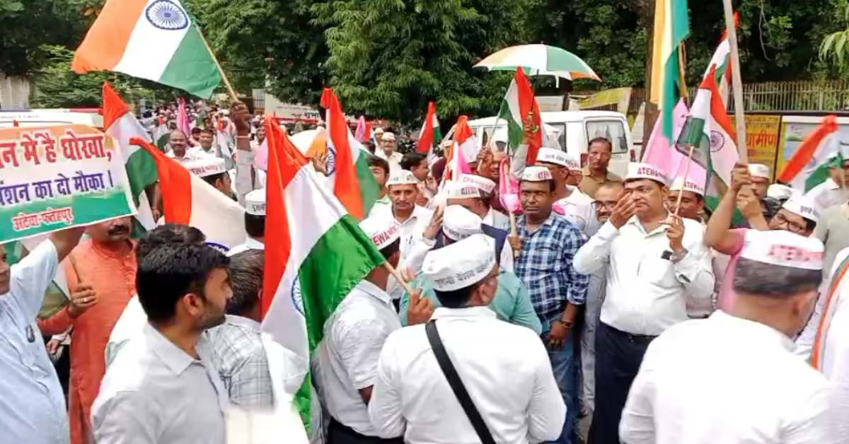 OPS तिरंगा यात्रा : फतेहपुर में पुरानी पेंशन योजना के लिए शक्ति प्रदर्शन, शिक्षक-कर्मचारियों ने PM-CM के नाम सौंपा ज्ञापन