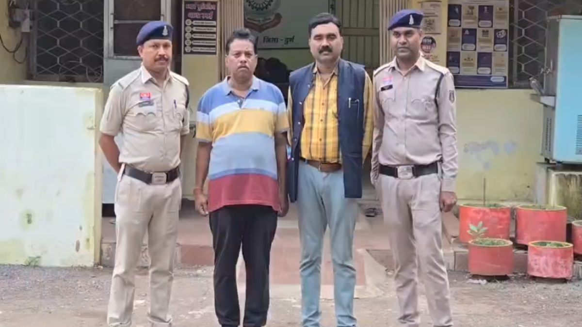 CG News: पुलिस आरक्षक की नौकरी दिलाने के नाम पर 12 लाख की ठगी, दो आरोपी गिरफ्तार