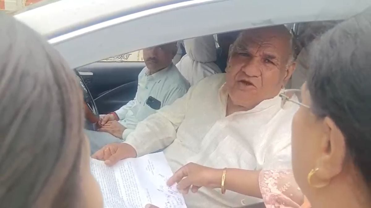 अस्पताल की घड़ी में मिला हिडन कैमरा: भड़के स्वास्थ्यकर्मियों ने घेरा मंत्री का काफिला, जांच का आश्वासन