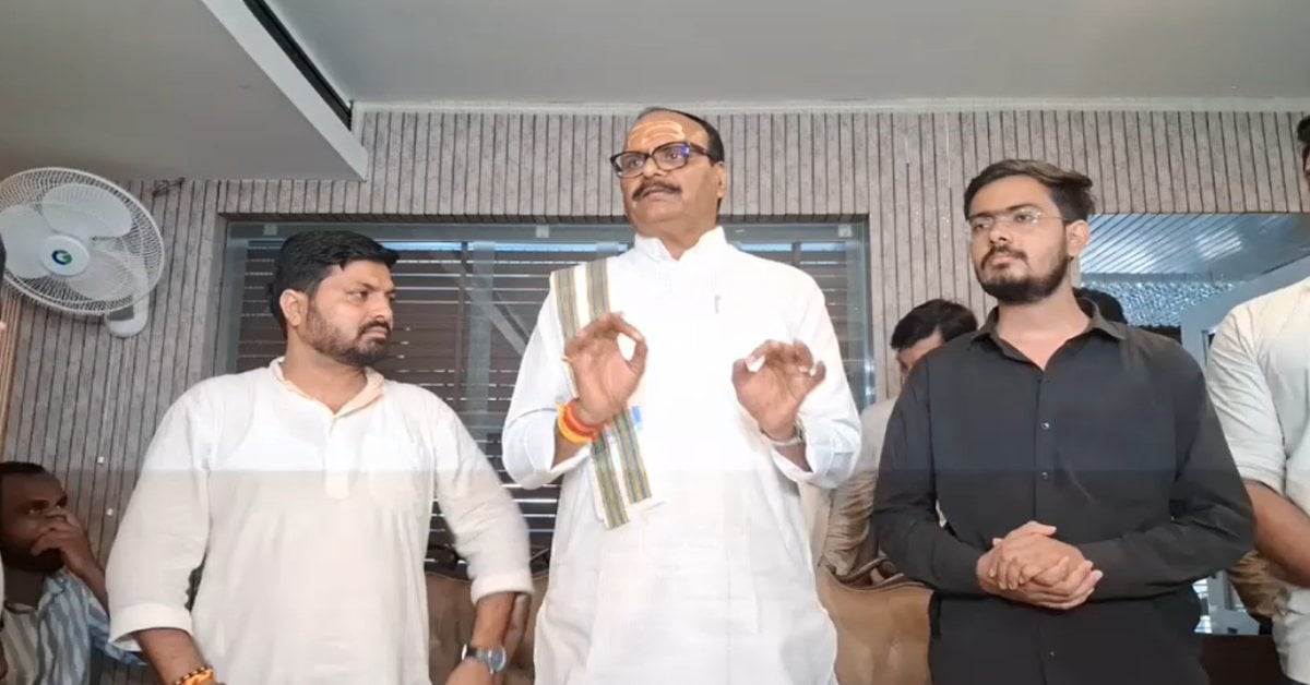 जंतर-मंतर पर प्रदर्शन कर रहे छात्रों को ब्रजेश पाठक का आश्वासन, केंद्र तक पहुंचाएंगे मांगें
