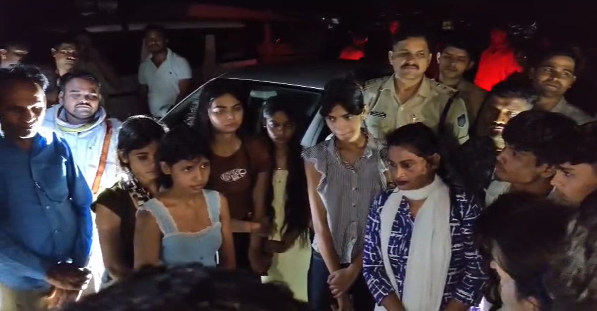 नदी के टापू पर फंसे 9 युवक-युवतिः SDRF और पुलिस की टीम ने देर रात किया सुरक्षित रेस्क्यू, MLA भी पहुंचे