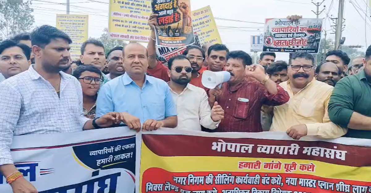 सीलिंग के खिलाफ सड़कों पर उतरे व्यापारी: निकाली रैली, मास्टर प्लान लागू होने तक कार्रवाई रोकने की मांग