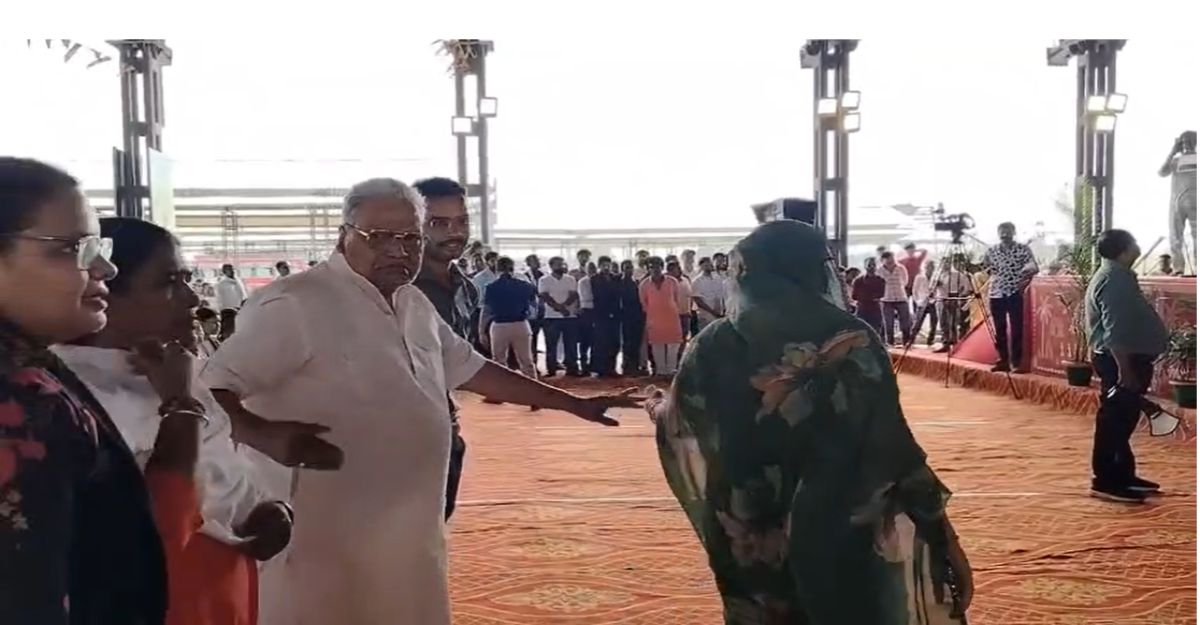 बलराम कृषि महोत्सव पर हंगामा: मंच पर पीछे बैठाने से भड़कीं महिला जनप्रतिनिधि, विधायक को करनी पड़ी मान-मनौव्वल