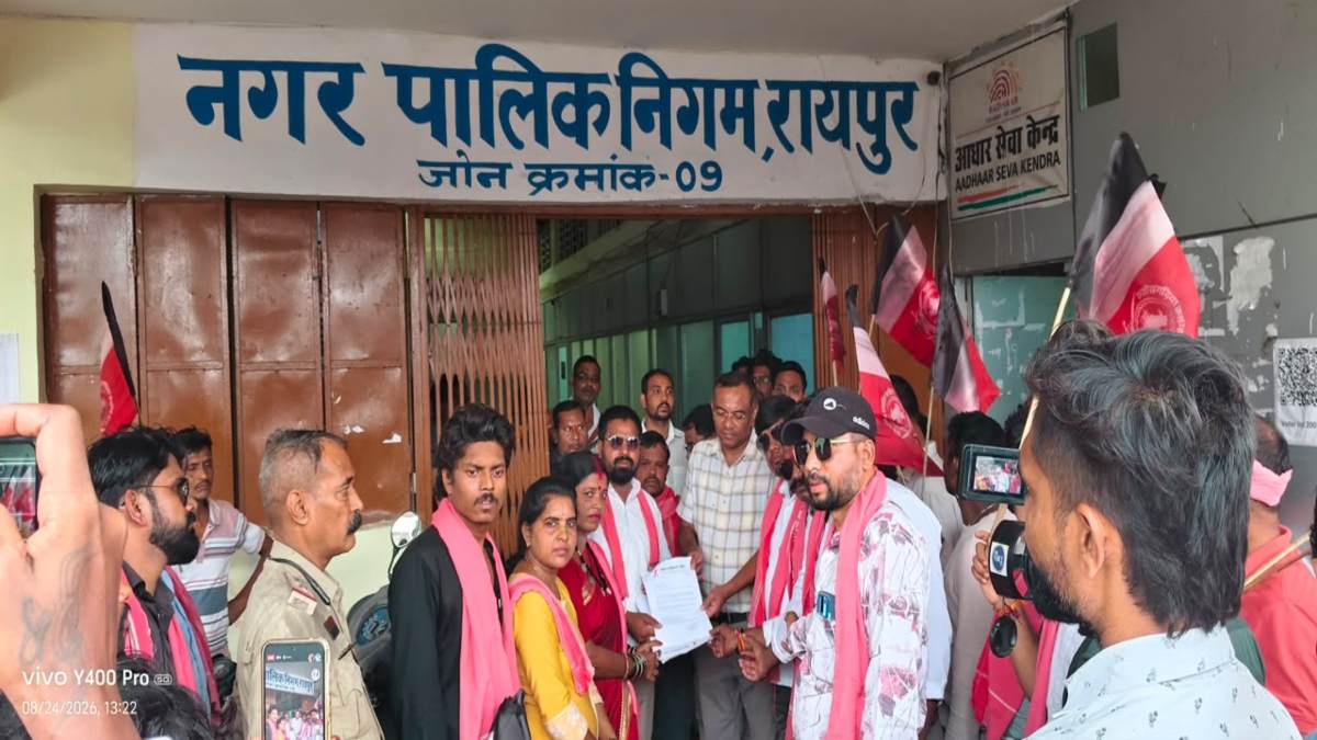 गौठान में लगातार गौ माता की मौत से आक्रोशित जोहार छत्तीसगढ़ पार्टी सड़क पर उतरी, निगम के जोन कार्यालय का घेराव कर सौंपा ज्ञापन