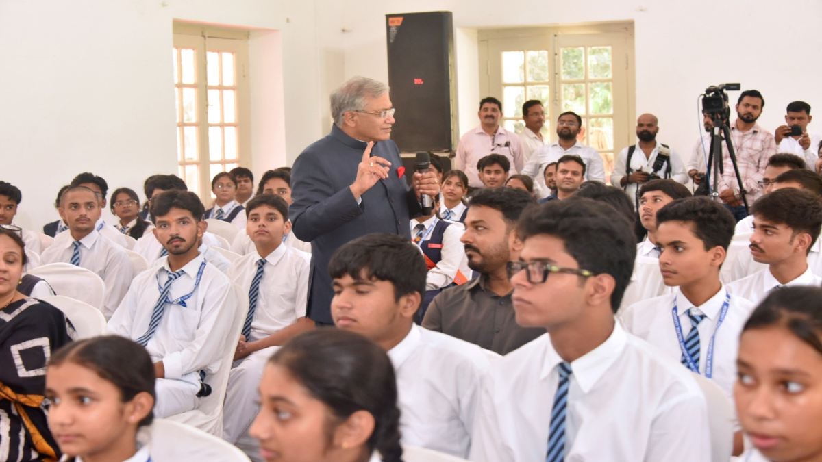 दुनिया के सबसे बड़े लोकतंत्र का भविष्य हैं छात्र: CEC ज्ञानेश कुमार