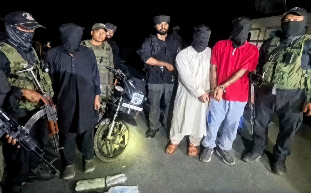 J&K के शोपियां जिले में हिजबुल के पोस्टर और ग्रेनेड सहित 3 आरोपी गिरफ्तार, पुलवामा में भी 2 सहयोगी पकड़ाए