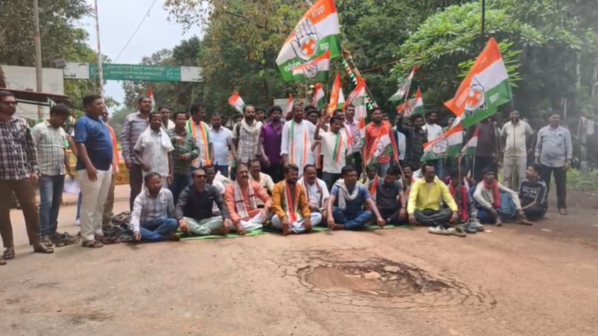 बदहाल NH-30 से राहगीर परेशान, मरम्मत और चौड़ीकरण की मांग को लेकर कांग्रेस ने किया चक्काजाम