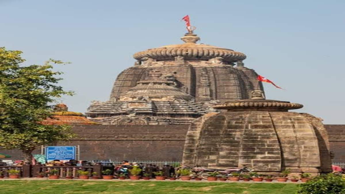 शिव का अनोखा मंदिर! यहां महादेव को बेलपत्र के साथ चढ़ाया जाता है तुलसी दल …