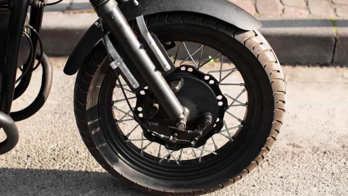 Bike का Tyre बदलते समय न करें ये गलतियां : जानें सही ग्रिप, साइज और सुरक्षा से जुड़ी अहम बातें