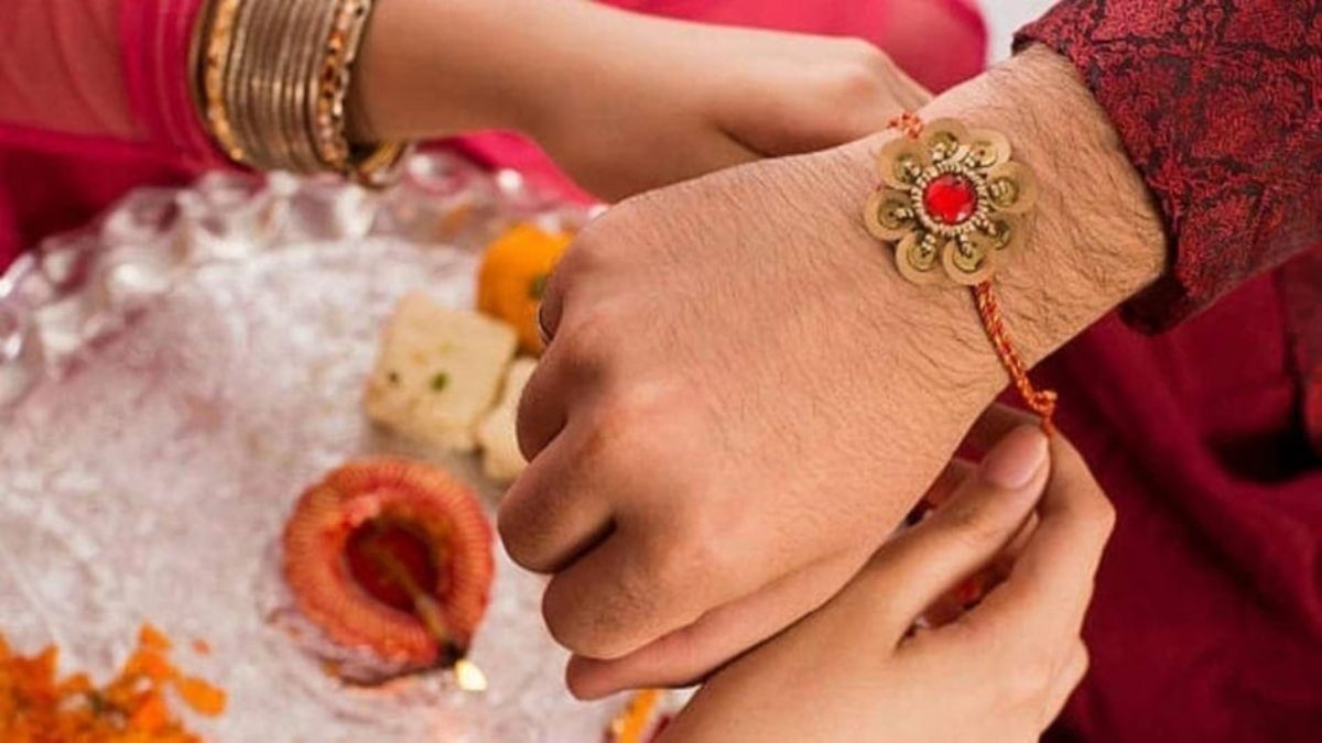 रक्षाबंधन पर भाई की कलाई से पहले 3 जगह रक्षा सूत्र अर्पित करना जरूरी! जानिए राखी बांधने के 3 शुभ मुहूर्त …