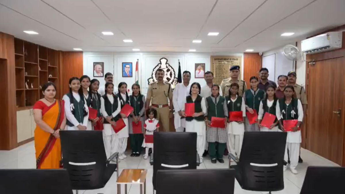 राखी के धागे में बंधा पुलिस और बेटियों का विश्वास: छात्राओं ने एसपी शियाज के.एम. को बांधी राखी