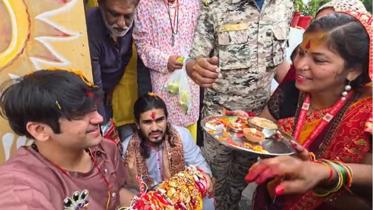 बागेश्वर धाम में चबूतरे पर बैठकर पंडित धीरेंद्र शास्त्री ने बंधवाई हजारों बहनों से राखीः रक्षा सूत्र में बंधा आस्था का अटूट रिश्ता