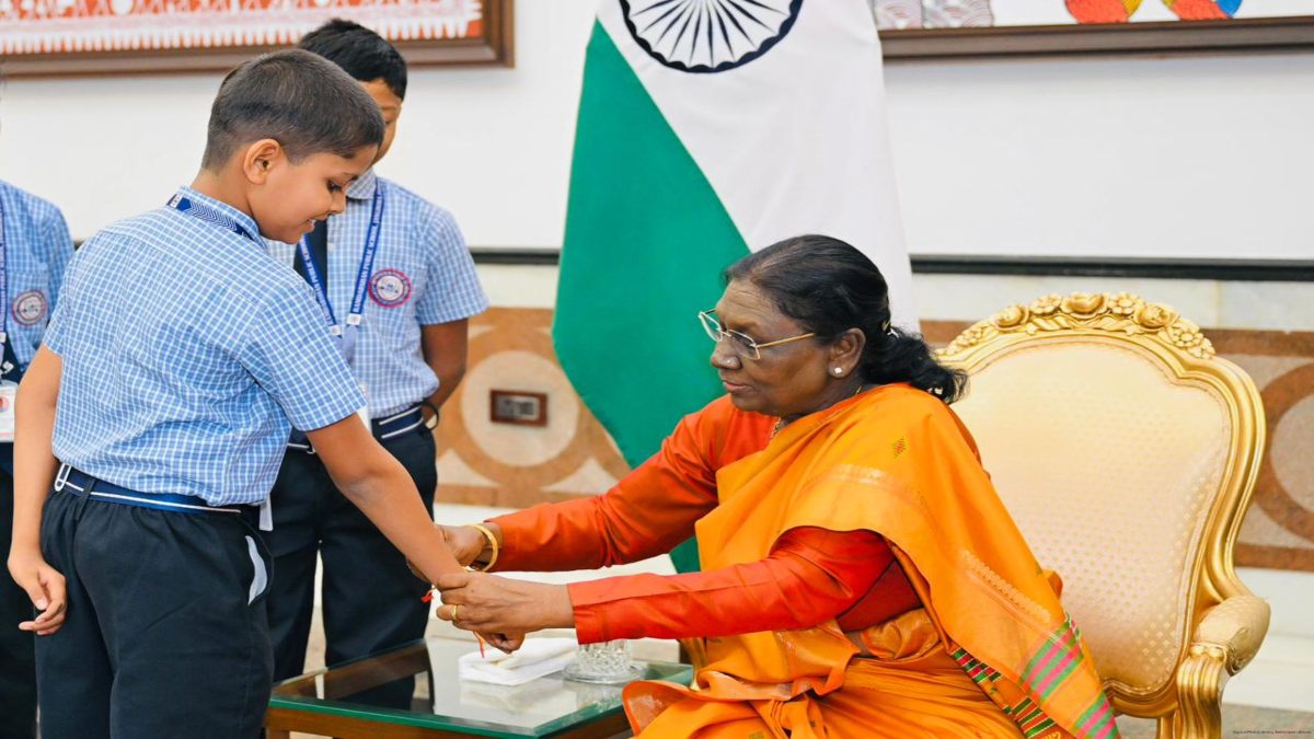 राष्ट्रपति भवन में छत्तीसगढ़ के बच्चों ने मनाया रक्षाबंधन, राष्ट्रपति द्रौपदी मुर्मू ने नन्हे विद्यार्थियों की कलाइयों पर बांधी राखी, बोलीं- ‘छत्तीसगढ़िया सबले बढ़िया’