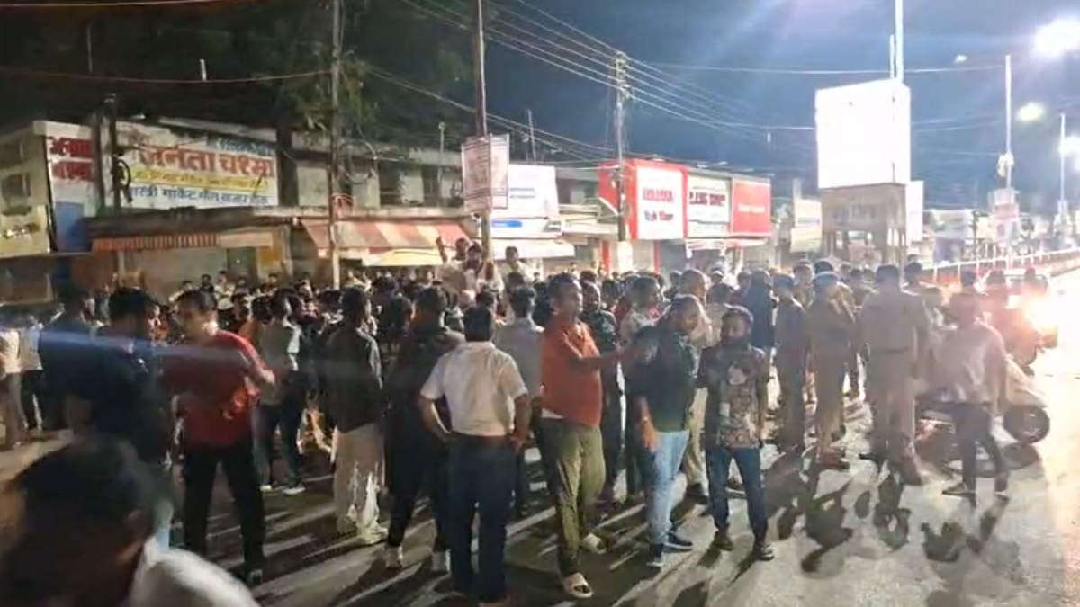 CG News: दो पक्षों के विवाद ने लिया हिंसक रूप, मारपीट के बाद जमकर पथराव, कई लोग घायल, इलाके में भारी पुलिस बल तैनात