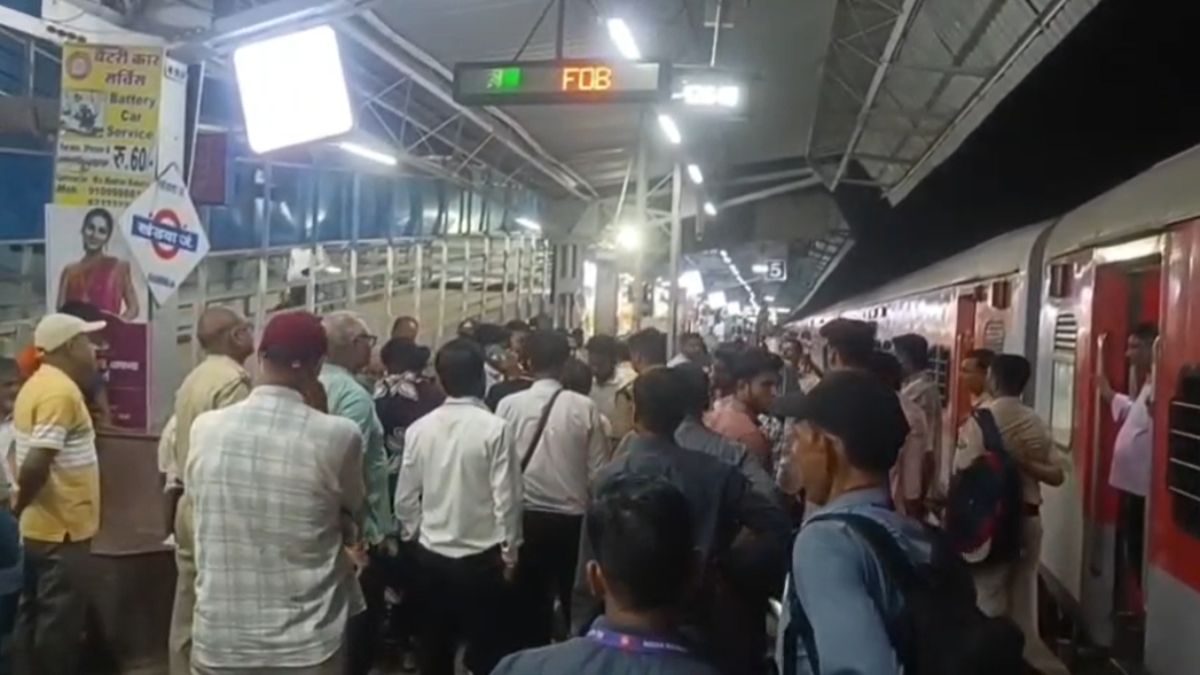 पैंट्रीकार के भोजन से 30 बच्चों की तबीयत बिगड़ीः 5 की हालत गंभीर, खंडवा स्टेशन पर 50 मिनट रुकी मंगला एक्सप्रेस